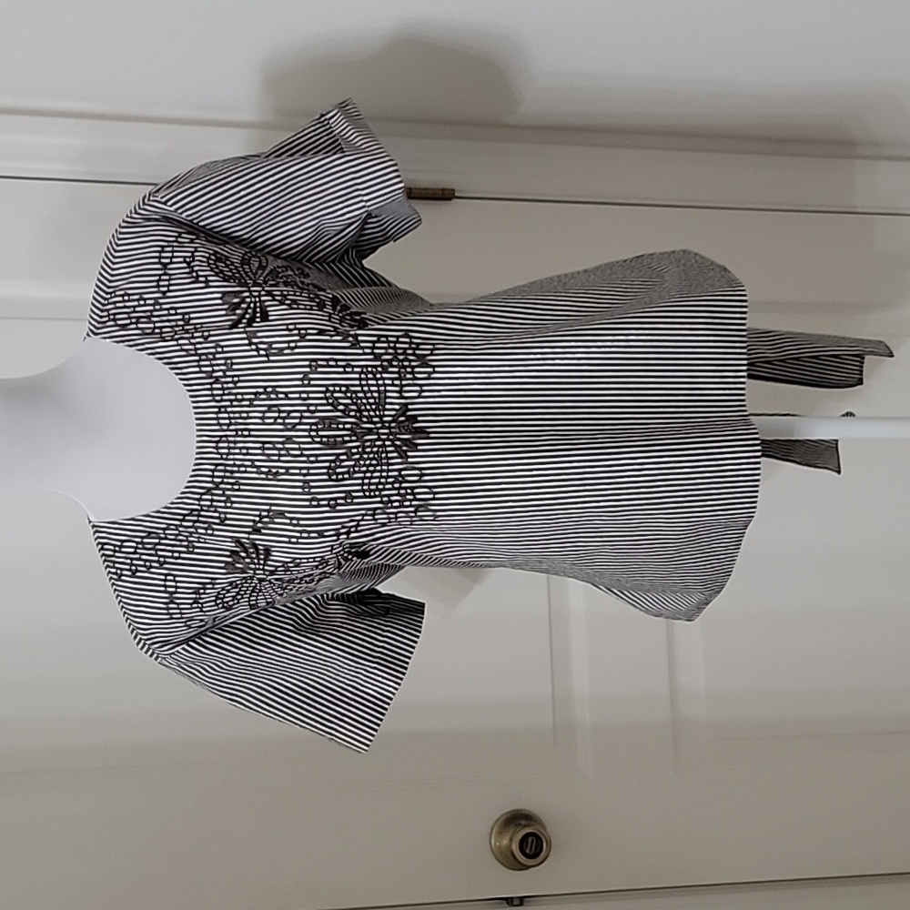 New York & Company Size M Gray & White Striped Embroidery Short Sleeve Blouse